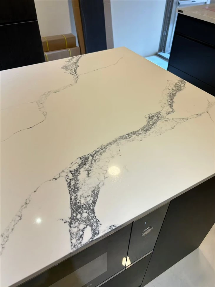 Mererand calacatta valge Engineered Quartz Marble